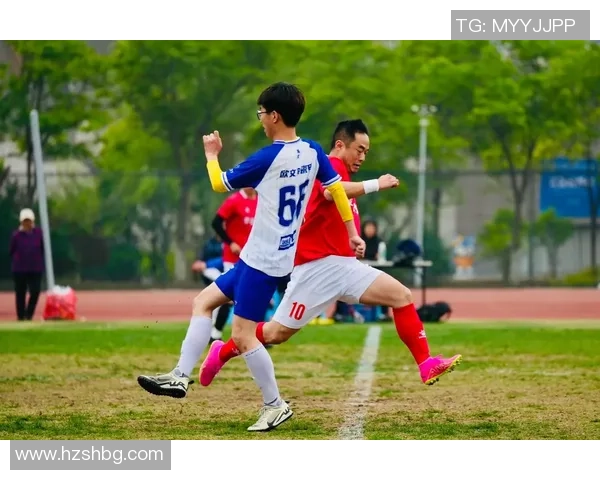 当足球巨星赛场突遇笑场瞬间观众席与队友全被欢乐感染